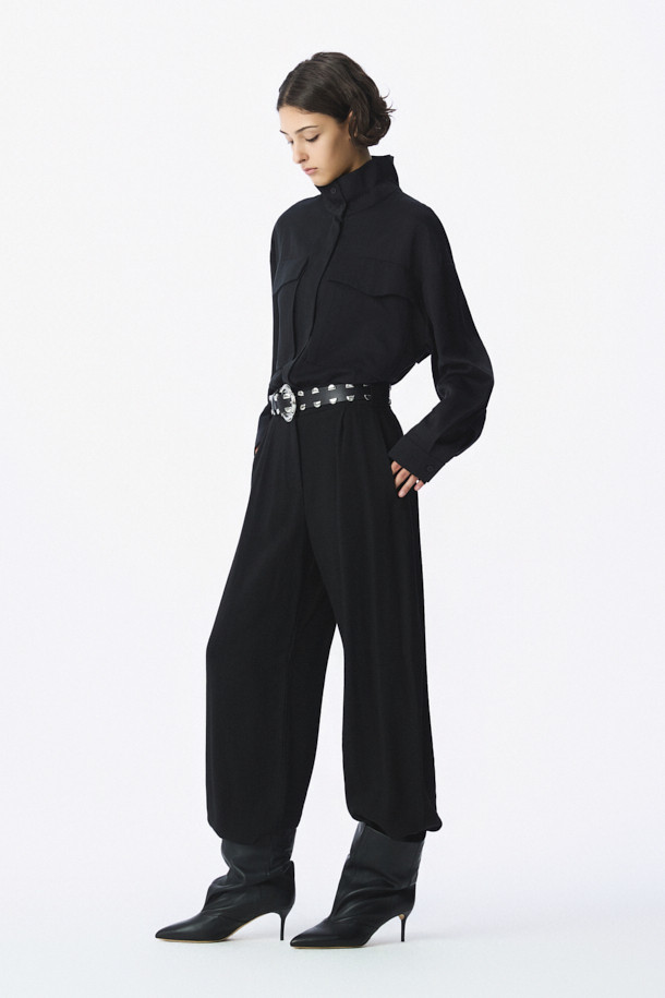 세련된 스타일을 완성하는 AXELLE(아셀) 테이퍼드 팬츠입니다. 블랙 컬러의 레이온 소재로 제작되어 부드러운 착용감을 선사하며, 사계절 내내 활용하기 좋습니다. 클래식하고 미니멀한 디자인으로 오피스룩, 출근룩, 모임룩 등 다양한 TPO에 매치하기 용이합니다. 하이웨이스트 디자인과 프론트 턱 디테일이 세련된 실루엣을 연출하며, 밑단 버튼 탭과 사이드 포켓, 벨트 고리가 실용성을 더합니다. 테이퍼드 핏으로 다리가 길어 보이는 효과를 주며, 시크한 스타일을 완성할 수 있습니다.
