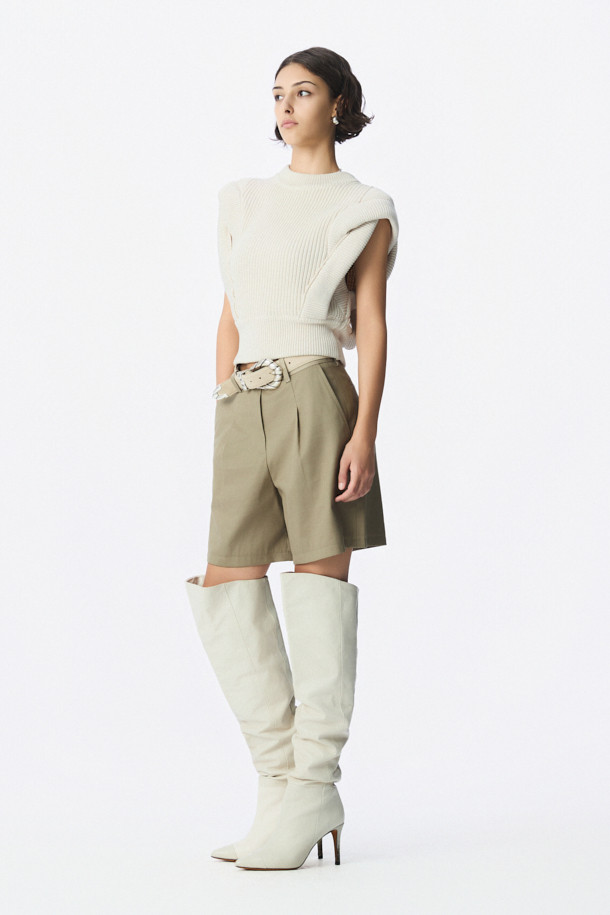 SOLENNE(솔렌느) 테일러 버뮤다 쇼츠는 여성용 바지로, 봄, 여름 시즌에 어울리는 베이지 컬러의 미니멀하고 클래식한 스타일을 연출합니다. 면, 레이온, 모 혼방의 탄탄한 소재로 제작되었으며, 중간 두께감에 레귤러 핏으로 편안하게 착용 가능합니다. 하이라이즈 디자인과 앞 턱 디테일, 플라이 지퍼, 벨트 고리, 백 웰트 포켓 등의 특징으로 세련된 실루엣을 완성합니다. 데이트룩, 오피스룩, 비즈니스 캐주얼 등 다양한 TPO에 시크하게 매치하여 스타일리시한 룩을 연출해보세요.
