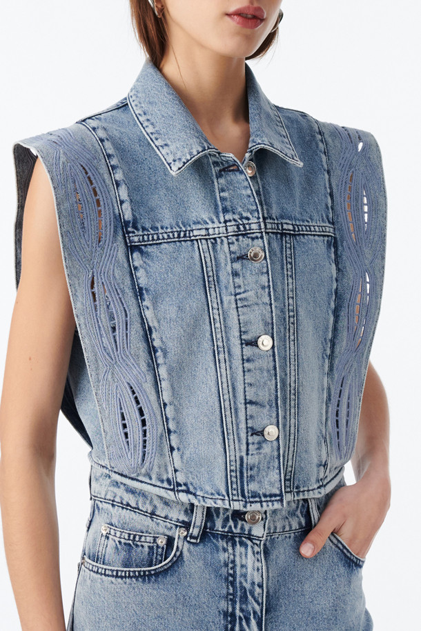 ROSYE(로지) 데님 날개 탑은 캐주얼한 스타일을 연출하기 좋은 여성 데님 셔츠입니다. 암홀 날개 디자인과 컷워크 자수 디테일이 돋보이며, 버튼다운 클로징과 베스트 스타일로 제작되어 편안하면서도 개성 있는 룩을 완성합니다. 봄, 여름 시즌에 데이트룩, 쇼핑룩 등 다양한 TPO에 활용하기 좋으며, 레귤러핏과 크롭 기장으로 트렌디함을 더했습니다. 차이나칼라와 무지 패턴, 민소매 디자인으로 미니멀, 클래식 스타일을 즐기는 분들에게 추천합니다. 면 소재로 제작되어 부드러운 촉감을 선사합니다.
