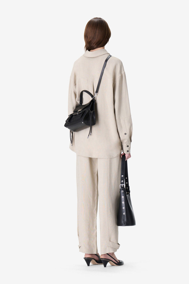 AUDE(오드) 캐주얼 오버 셔츠는 여성 의류로, 가을과 겨울에 착용하기 좋은 롱 기장의 캐주얼 셔츠입니다. 베이지 색상의 무지 디자인으로, 드롭 숄더와 힙을 덮는 기장이 특징입니다. 레이온 소재로 제작되어 두꺼운 두께감을 가지며, 루즈핏으로 편안한 착용감을 선사합니다. 셔츠 카라와 긴 소매, 버튼 여밈 방식으로 클래식하면서도 미니멀한 스타일을 연출할 수 있습니다. 겨울 데일리룩, 동네 마실룩, 카페룩 등 다양한 TPO에 활용하기 좋은 아이템입니다.
