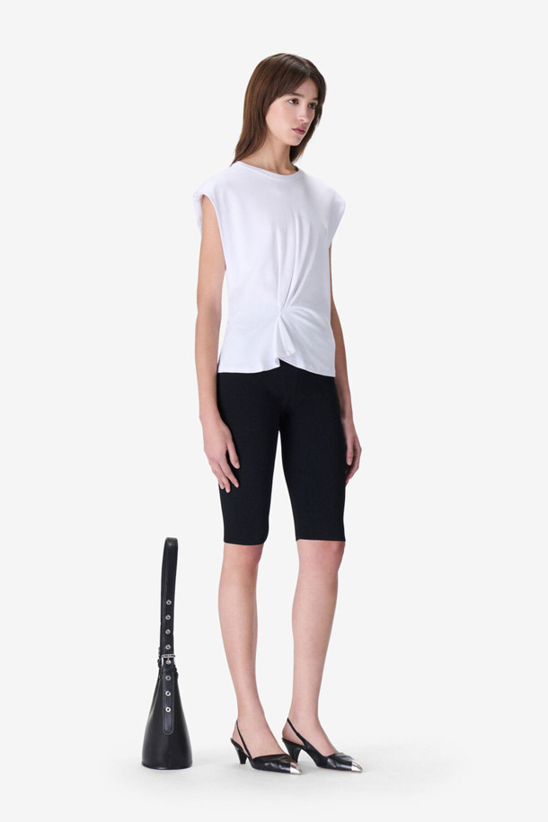 EIRLYS(에일리스) 꼬임 티셔츠는 여성스러운 무드를 연출하는 오프숄더 디자인의 티셔츠입니다. 부드러운 레이온, 면, 나일론 혼방 소재로 제작되어 얇고 시원하며, 봄, 여름에 착용하기 좋습니다. 허리 꼬임 디테일과 숄더 패딩이 더해져 슬림핏을 더욱 돋보이게 합니다. 미니멀하고 모던한 스타일로 데이트룩, 카페룩, 휴가룩 등 다양한 TPO에 활용하기 좋습니다. 무지 디자인의 화이트 컬러로 어떤 하의와도 쉽게 매치할 수 있습니다.
