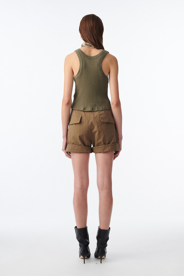 **엠마 립 탱크탑**은 여성 고객을 위한 여름철 필수 아이템입니다. 베이직한 스타일의 슬림핏 크롭 기장 탱크탑으로, 면과 폴리우레탄 혼방 소재의 탄탄한 골지 립 디테일이 특징입니다. 라운드넥과 민소매 디자인으로, 집 앞 외출, 집콕, 피트니스 등 다양한 TPO에 활용하기 좋습니다. 캐주얼, 미니멀, 스포티한 무드를 연출하여 데일리룩에 활용하기 좋습니다. 편안하면서도 스타일리시한 여름 스타일링을 완성해보세요.
