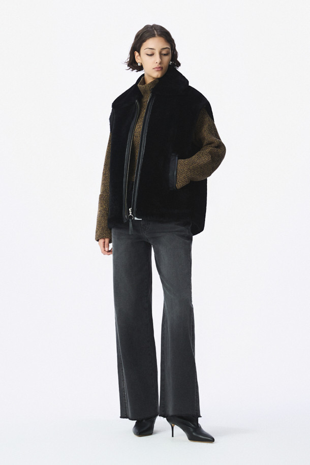 **BETHANY (베서니) 시어링 베스트**는 겨울철 포근함과 스타일을 동시에 만족시키는 아우터입니다. 블랙 컬러의 무지 디자인으로 어떤 스타일에도 쉽게 매치할 수 있으며, 캐주얼, 클래식, 미니멀 룩을 연출하기 좋습니다. 천연 가죽 소재에 오버핏으로 제작되어 편안한 착용감을 선사하며, 두꺼운 두께와 시어링 안감으로 보온성을 높였습니다. 지퍼형 여밈 방식과 민소매 디자인으로 레이어링하여 다양한 스타일을 연출할 수 있으며, 출근룩과 모임룩에 활용하기 좋습니다.
