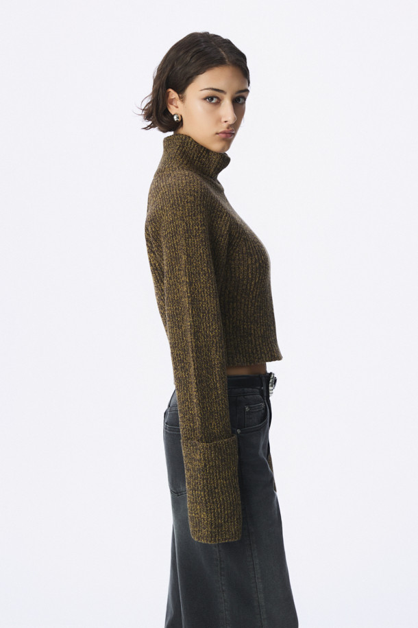 ELBA(엘바) 하이넥 멜란지 니트 탑은 출근룩, 비즈니스 캐주얼, 모임룩에 모두 잘 어울리는 제품입니다. 클래식, 미니멀, 시크한 스타일을 추구하는 분들께 적합하며, 어떤 옷에도 쉽게 매치할 수 있습니다. 부드러운 멜란지 소재로 제작되어 편안한 착용감을 선사합니다. 하이넥 디자인이 세련된 느낌을 더하며, 시크한 분위기를 연출합니다. 이 니트 탑은 당신의 스타일을 한층 더 끌어올려 줄 것입니다.
