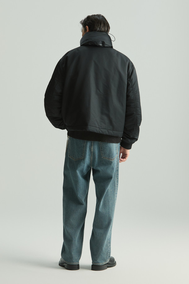 Avius (아비우스) 넥 워머 MA-1 항공 점퍼는 미니멀한 스타일을 추구하는 분들을 위한 겨울철 필수 아이템입니다. 블랙 컬러의 무지 디자인으로 어떤 옷에도 쉽게 매치할 수 있으며, 출근룩이나 여행룩에 모두 잘 어울립니다. 두꺼운 두께감과 프리마로프트 및 거위털 충전재를 사용하여 보온성을 극대화했으며, 넥 워머가 포함되어 있어 더욱 따뜻하게 착용할 수 있습니다. 안감은 폴리에스터 소재로 제작되었으며, 오버핏으로 편안한 착용감을 제공합니다. 집업 방식의 긴소매 크롭 기장 항공 점퍼입니다.
