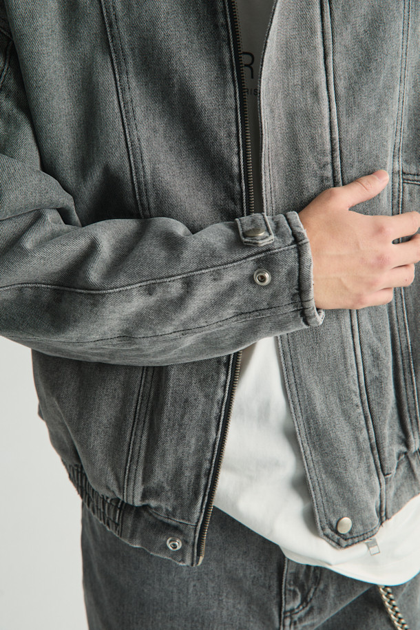 GISILO(지실로) 워시드 데님 바이크 점퍼는 캐주얼 및 스트릿 스타일을 즐기는 분들을 위한 아우터입니다. 그레이 컬러의 데님 소재에 워싱 처리하여 빈티지한 멋을 더했으며, 봄, 가을 간절기에 착용하기 좋습니다. 크롭 기장에 레귤러핏으로 제작되었으며, 집업 방식으로 간편하게 입고 벗을 수 있습니다. 사선 포켓과 바이크 스타일 절개가 특징이며, 폴리에스터와 면 혼방의 안감으로 편안한 착용감을 제공합니다. 긴 소매 기장의 데님 점퍼로 다양한 스타일 연출에 활용할 수 있습니다.
