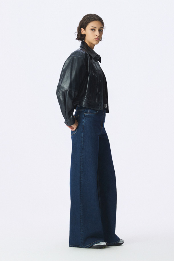 THELIO(델리오) 트러커 가죽 재킷은 일상, 데이트룩, 모임룩에 모두 잘 어울리는 캐주얼 스타일의 간절기용 아우터입니다. 부드러운 소가죽과 레이온 안감으로 제작되어 얇고 가벼운 착용감을 선사하며, 레귤러핏과 크롭 기장으로 세련된 핏을 연출합니다. 셔츠형 디자인에 스냅 버튼 여밈 방식, 그리고 은은한 광택감이 돋보여 미니멀, 클래식한 스타일을 선호하는 분들께 추천합니다. 무지 디자인으로 어떤 옷에도 쉽게 매치할 수 있어 활용도가 높습니다.
