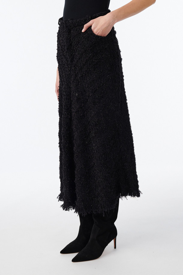 SAMDEN(쌤덴) 트위드 플레어 스커트는 가을, 겨울 시즌을 위한 여성용 롱 스커트입니다. 블랙 컬러의 면, 나일론 혼방 트위드 소재로 제작되어 클래식하고 엘레강스한 분위기를 연출합니다. 뻣뻣한 촉감과 두꺼운 두께감으로 고급스러운 실루엣을 완성하며, 플레어 핏이 여성스러운 매력을 더합니다. 바이어스 컷팅, 프린지 마감, 사이드 및 백 포켓 디테일, 지퍼 클로징으로 실용성과 디자인을 모두 갖춘 아이템입니다. 오피스룩, 모임룩, 연말 모임룩 등 다양한 TPO에 미니멀하고 시크하게 스타일링할 수 있습니다.
