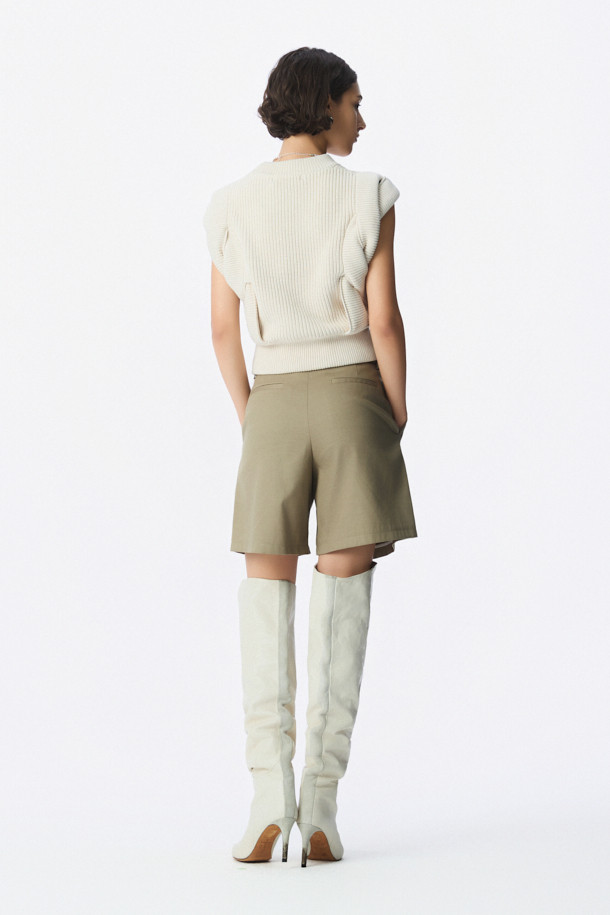 SOLENNE(솔렌느) 테일러 버뮤다 쇼츠는 여성용 바지로, 봄, 여름 시즌에 어울리는 베이지 컬러의 미니멀하고 클래식한 스타일을 연출합니다. 면, 레이온, 모 혼방의 탄탄한 소재로 제작되었으며, 중간 두께감에 레귤러 핏으로 편안하게 착용 가능합니다. 하이라이즈 디자인과 앞 턱 디테일, 플라이 지퍼, 벨트 고리, 백 웰트 포켓 등의 특징으로 세련된 실루엣을 완성합니다. 데이트룩, 오피스룩, 비즈니스 캐주얼 등 다양한 TPO에 시크하게 매치하여 스타일리시한 룩을 연출해보세요.
