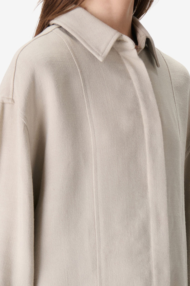 AUDE(오드) 캐주얼 오버 셔츠는 여성 의류로, 가을과 겨울에 착용하기 좋은 롱 기장의 캐주얼 셔츠입니다. 베이지 색상의 무지 디자인으로, 드롭 숄더와 힙을 덮는 기장이 특징입니다. 레이온 소재로 제작되어 두꺼운 두께감을 가지며, 루즈핏으로 편안한 착용감을 선사합니다. 셔츠 카라와 긴 소매, 버튼 여밈 방식으로 클래식하면서도 미니멀한 스타일을 연출할 수 있습니다. 겨울 데일리룩, 동네 마실룩, 카페룩 등 다양한 TPO에 활용하기 좋은 아이템입니다.
