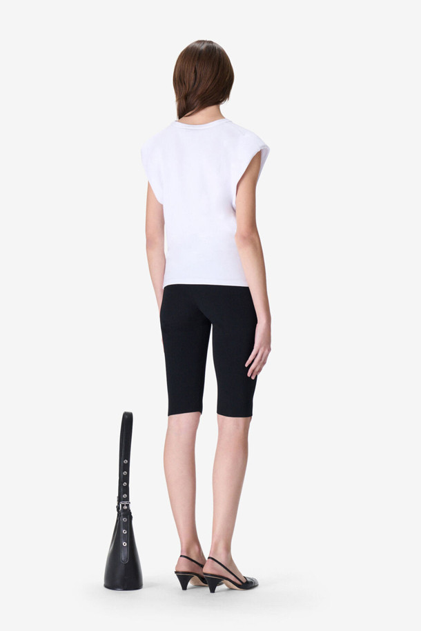 EIRLYS(에일리스) 꼬임 티셔츠는 여성스러운 무드를 연출하는 오프숄더 디자인의 티셔츠입니다. 부드러운 레이온, 면, 나일론 혼방 소재로 제작되어 얇고 시원하며, 봄, 여름에 착용하기 좋습니다. 허리 꼬임 디테일과 숄더 패딩이 더해져 슬림핏을 더욱 돋보이게 합니다. 미니멀하고 모던한 스타일로 데이트룩, 카페룩, 휴가룩 등 다양한 TPO에 활용하기 좋습니다. 무지 디자인의 화이트 컬러로 어떤 하의와도 쉽게 매치할 수 있습니다.
