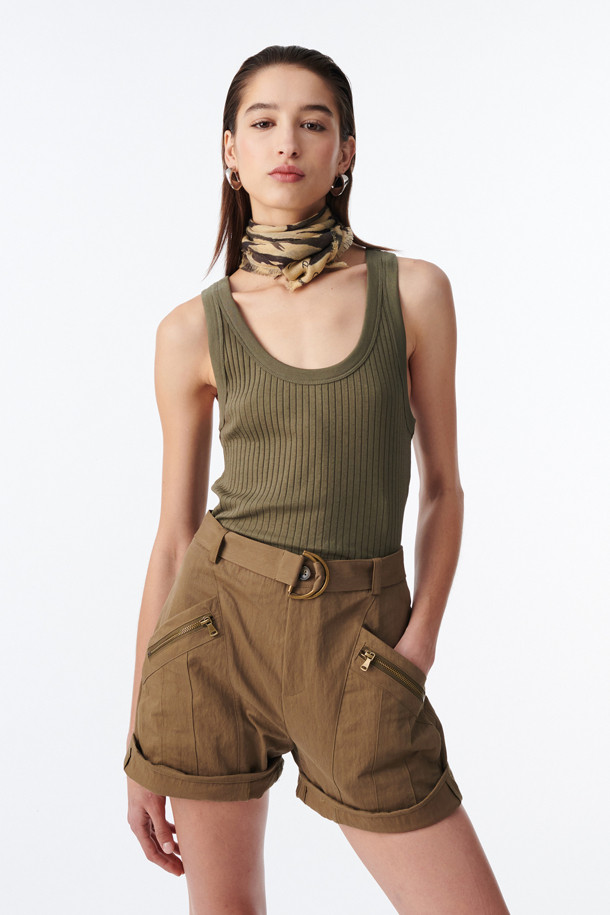 **엠마 립 탱크탑**은 여성 고객을 위한 여름철 필수 아이템입니다. 베이직한 스타일의 슬림핏 크롭 기장 탱크탑으로, 면과 폴리우레탄 혼방 소재의 탄탄한 골지 립 디테일이 특징입니다. 라운드넥과 민소매 디자인으로, 집 앞 외출, 집콕, 피트니스 등 다양한 TPO에 활용하기 좋습니다. 캐주얼, 미니멀, 스포티한 무드를 연출하여 데일리룩에 활용하기 좋습니다. 편안하면서도 스타일리시한 여름 스타일링을 완성해보세요.
