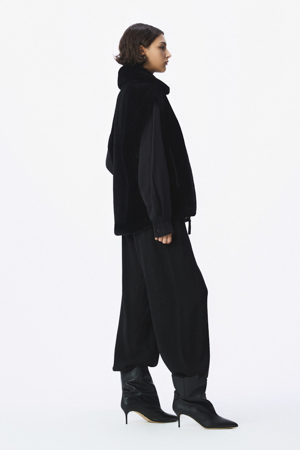 **BETHANY (베서니) 시어링 베스트**는 겨울철 포근함과 스타일을 동시에 만족시키는 아우터입니다. 블랙 컬러의 무지 디자인으로 어떤 스타일에도 쉽게 매치할 수 있으며, 캐주얼, 클래식, 미니멀 룩을 연출하기 좋습니다. 천연 가죽 소재에 오버핏으로 제작되어 편안한 착용감을 선사하며, 두꺼운 두께와 시어링 안감으로 보온성을 높였습니다. 지퍼형 여밈 방식과 민소매 디자인으로 레이어링하여 다양한 스타일을 연출할 수 있으며, 출근룩과 모임룩에 활용하기 좋습니다.
