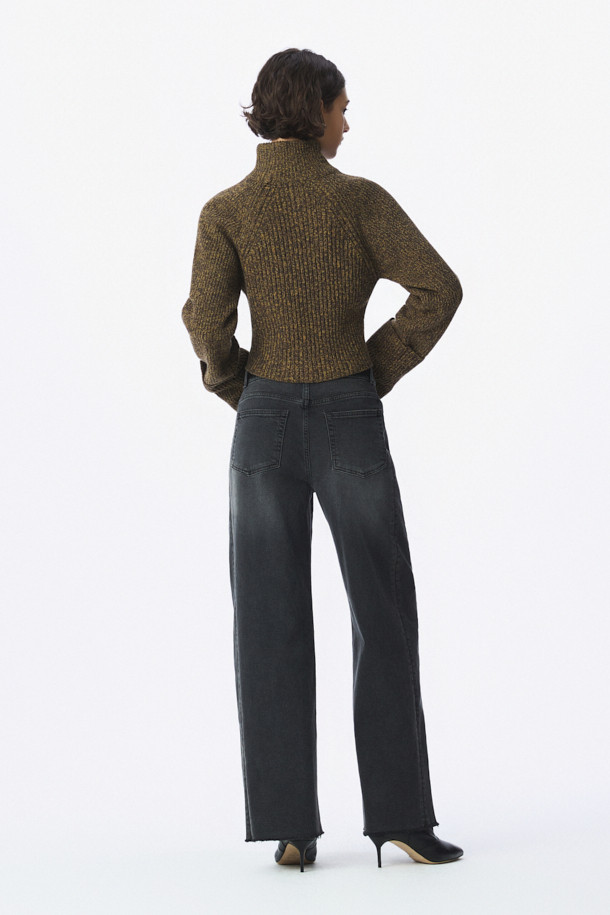 ELBA(엘바) 하이넥 멜란지 니트 탑은 출근룩, 비즈니스 캐주얼, 모임룩에 모두 잘 어울리는 제품입니다. 클래식, 미니멀, 시크한 스타일을 추구하는 분들께 적합하며, 어떤 옷에도 쉽게 매치할 수 있습니다. 부드러운 멜란지 소재로 제작되어 편안한 착용감을 선사합니다. 하이넥 디자인이 세련된 느낌을 더하며, 시크한 분위기를 연출합니다. 이 니트 탑은 당신의 스타일을 한층 더 끌어올려 줄 것입니다.
