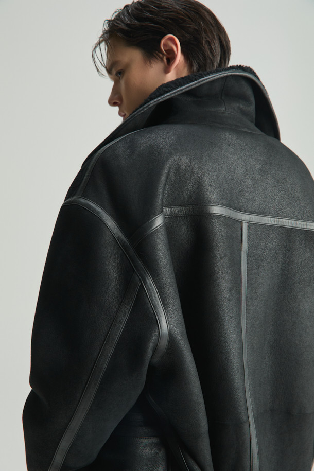 CORRI(코리) 중기장 투 포켓 시어링 재킷은 부드러운 양가죽 소재로 제작되어 뛰어난 착용감을 선사합니다. 블랙 컬러의 무지 디자인에 오버핏 실루엣으로 캐주얼하고 미니멀한 스타일을 연출합니다. 안감은 시어링으로 마감되어 한겨울에도 따뜻하게 착용 가능하며, 두꺼운 이너와 함께 레이어드하여 더욱 포근하게 즐길 수 있습니다. 투 포켓 디자인과 버튼 여밈으로 실용성을 높였으며, 데이트룩이나 연말 모임룩 등 다양한 TPO에 활용 가능합니다. 클래식한 무드까지 더해져 소장 가치를 더하는 아이템입니다.
