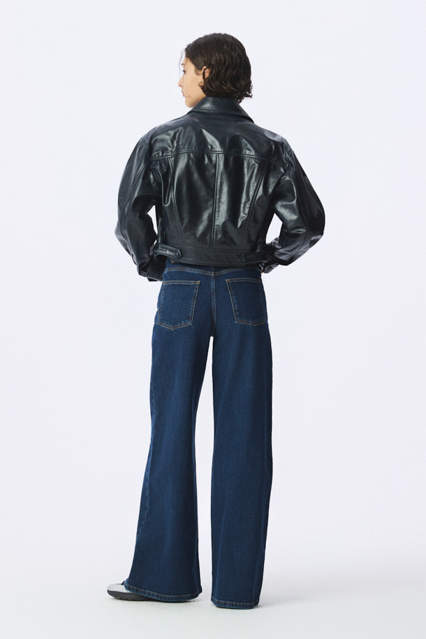 THELIO(델리오) 트러커 가죽 재킷은 일상, 데이트룩, 모임룩에 모두 잘 어울리는 캐주얼 스타일의 간절기용 아우터입니다. 부드러운 소가죽과 레이온 안감으로 제작되어 얇고 가벼운 착용감을 선사하며, 레귤러핏과 크롭 기장으로 세련된 핏을 연출합니다. 셔츠형 디자인에 스냅 버튼 여밈 방식, 그리고 은은한 광택감이 돋보여 미니멀, 클래식한 스타일을 선호하는 분들께 추천합니다. 무지 디자인으로 어떤 옷에도 쉽게 매치할 수 있어 활용도가 높습니다.
