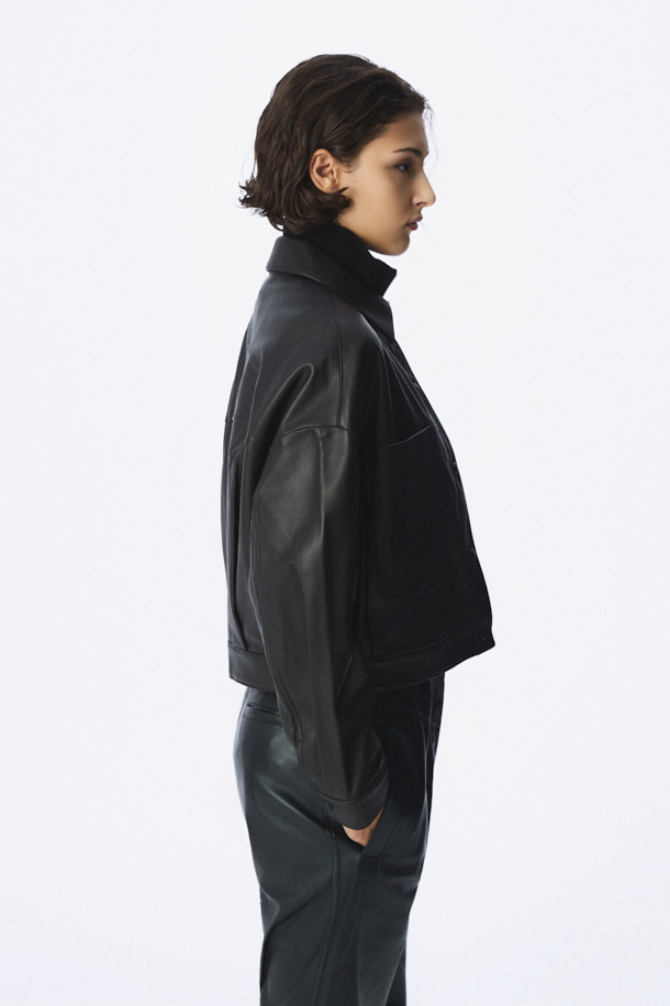 "SASHA(사샤) 가죽 셔켓"은 미니멀하고 캐주얼한 스타일을 추구하는 분들을 위한 셔츠형 아우터입니다. 부드러운 매트 질감의 천연 가죽 소재로 제작되어 봄, 가을 간절기에 활용하기 좋으며, 드롭숄더와 플랫 포켓 디자인이 특징입니다. 오버핏으로 편안하게 착용 가능하며, 스냅 버튼으로 간편하게 여밀 수 있습니다. 데이트룩, 모임룩, 출근룩 등 다양한 TPO에 활용하여 세련된 스타일을 연출해보세요. 안감은 면과 모달 혼방으로 제작되어 부드러운 착용감을 선사합니다.
