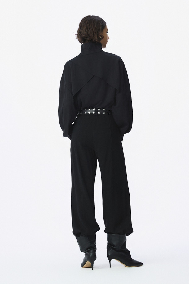 세련된 스타일을 완성하는 AXELLE(아셀) 테이퍼드 팬츠입니다. 블랙 컬러의 레이온 소재로 제작되어 부드러운 착용감을 선사하며, 사계절 내내 활용하기 좋습니다. 클래식하고 미니멀한 디자인으로 오피스룩, 출근룩, 모임룩 등 다양한 TPO에 매치하기 용이합니다. 하이웨이스트 디자인과 프론트 턱 디테일이 세련된 실루엣을 연출하며, 밑단 버튼 탭과 사이드 포켓, 벨트 고리가 실용성을 더합니다. 테이퍼드 핏으로 다리가 길어 보이는 효과를 주며, 시크한 스타일을 완성할 수 있습니다.
