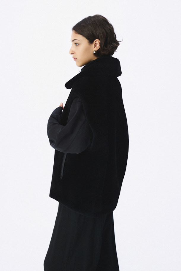 **BETHANY (베서니) 시어링 베스트**는 겨울철 포근함과 스타일을 동시에 만족시키는 아우터입니다. 블랙 컬러의 무지 디자인으로 어떤 스타일에도 쉽게 매치할 수 있으며, 캐주얼, 클래식, 미니멀 룩을 연출하기 좋습니다. 천연 가죽 소재에 오버핏으로 제작되어 편안한 착용감을 선사하며, 두꺼운 두께와 시어링 안감으로 보온성을 높였습니다. 지퍼형 여밈 방식과 민소매 디자인으로 레이어링하여 다양한 스타일을 연출할 수 있으며, 출근룩과 모임룩에 활용하기 좋습니다.
