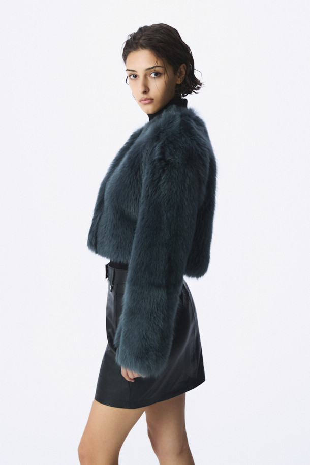 REAL(리얼) 시어링 숏 재킷은 겨울 시즌, 당신의 스타일을 완성해 줄 아우터입니다. 부드러운 천연 양가죽 소재와 롱 퍼 디테일, 라운드 넥 라인으로 클래식 무드를 연출합니다. 안감 전체가 퍼로 마감되어 보온성을 높였으며, 히든 버튼 여밈 방식으로 깔끔한 실루엣을 더했습니다. 크롭 기장의 레귤러 핏으로, 데이트룩, 모임룩, 연말 모임룩 등 다양한 TPO에 활용 가능합니다. 블랙 컬러의 무지 디자인은 미니멀하고 시크한 스타일을 선호하는 여성분들께 추천합니다.
