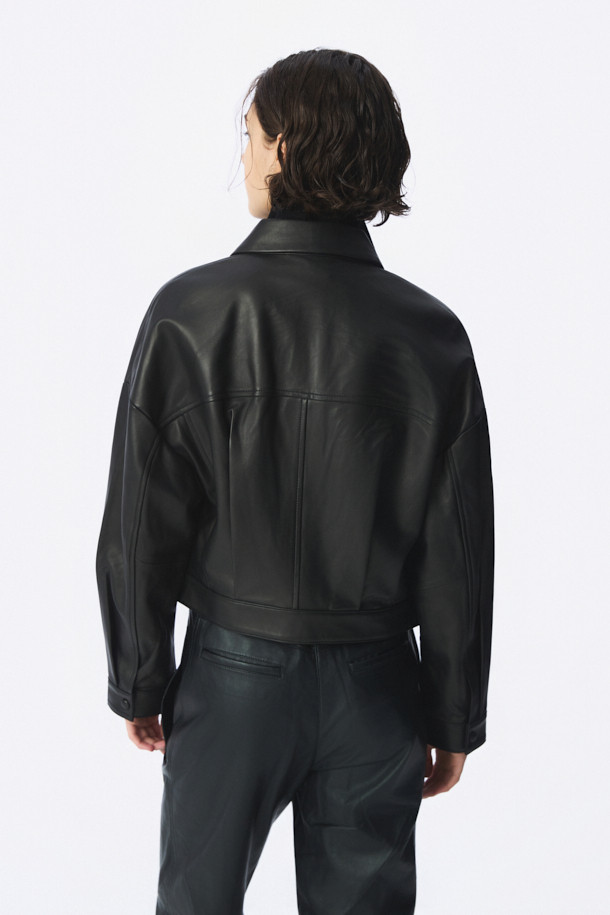 "SASHA(사샤) 가죽 셔켓"은 미니멀하고 캐주얼한 스타일을 추구하는 분들을 위한 셔츠형 아우터입니다. 부드러운 매트 질감의 천연 가죽 소재로 제작되어 봄, 가을 간절기에 활용하기 좋으며, 드롭숄더와 플랫 포켓 디자인이 특징입니다. 오버핏으로 편안하게 착용 가능하며, 스냅 버튼으로 간편하게 여밀 수 있습니다. 데이트룩, 모임룩, 출근룩 등 다양한 TPO에 활용하여 세련된 스타일을 연출해보세요. 안감은 면과 모달 혼방으로 제작되어 부드러운 착용감을 선사합니다.
