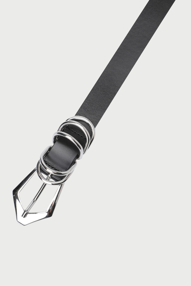 SUGAR(슈가) 멀티 링 벨트는 천연 소가죽 소재의 블랙 컬러 벨트입니다. 캐주얼, 클래식, 미니멀 스타일을 아우르며, 데이트룩, 모임룩, 비즈니스 캐주얼에 적합합니다. 5개의 홀 디테일과 고정 루프 대신 멀티 메탈 링을 사용하여 세련된 디자인을 더했습니다. 버클 여밈 방식으로 제작되었으며, 무지 패턴으로 깔끔함을 더했습니다. 고급스러운 분위기를 연출하여 다양한 스타일링에 활용할 수 있습니다.
