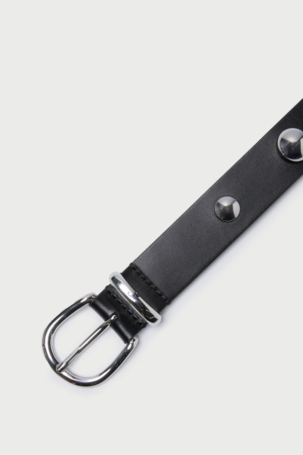 STUDDY(스터디) 스터드 벨트는 캐주얼, 시크, 미니멀 스타일을 즐겨 입는 분들을 위한 소가죽 벨트입니다. 블랙 컬러에 메탈 라운드 스터드 디자인으로 포인트를 더해, 개성 있는 룩을 연출할 수 있습니다. 일상복에 매치하여 스타일리시함을 더하고, 버클 여밈 방식으로 간편하게 착용 가능합니다. 다양한 룩에 포인트 아이템으로 활용하여 세련된 스타일을 완성해 보세요.
