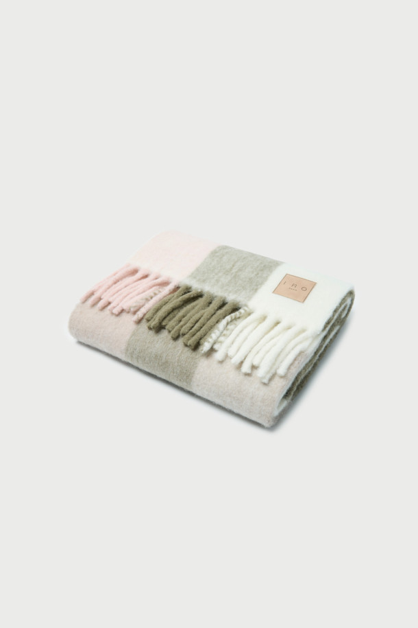 AURAY(오레이) 체크 스카프는 부드러운 알파카, 폴리아미드, 폴리우레탄 혼방 소재로 제작되어 가을과 겨울에 따뜻함을 선사합니다. 베이지, 카키, 화이트 세 가지 시즈널 컬러의 체크 패턴이 캐주얼하고 클래식한 스타일을 연출하며, IRO(이로) 시그니처 라인으로 고급스러운 분위기를 더합니다. 두께감 있는 디자인과 부드러운 촉감으로 편안하게 착용할 수 있으며, 가죽 라벨 디테일이 돋보입니다. 일상룩에 포인트 아이템으로 활용하기 좋은 스카프입니다.
