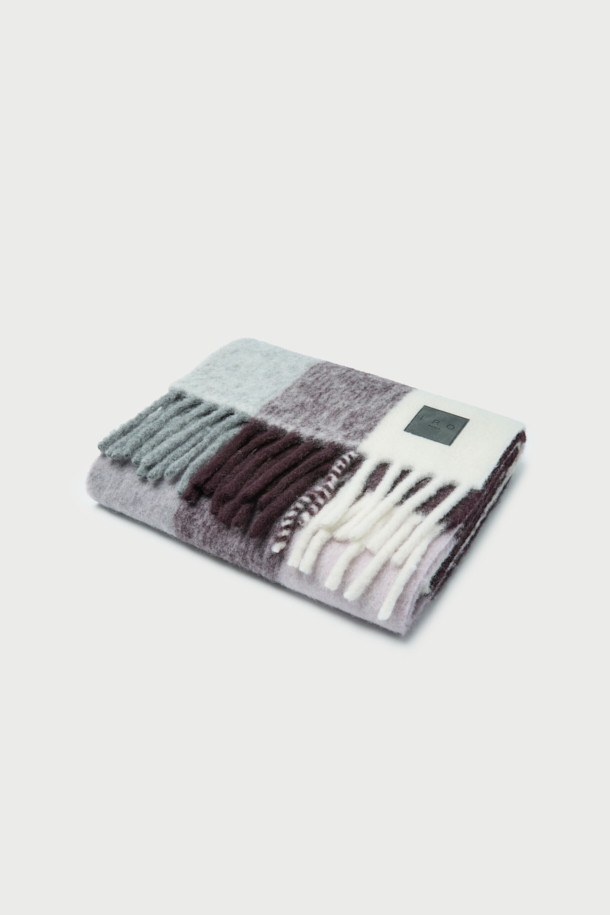 AURAY(오레이) 체크 스카프는 가을, 겨울 시즌에 어울리는 포근한 매력의 스카프입니다. 알파카, 폴리아미드, 폴리우레탄 혼방 소재로 제작되어 부드러운 촉감과 보온성을 자랑하며, 캐주얼, 클래식, 미니멀 스타일 모두 소화 가능합니다. 그레이, 민트, 블랙, 화이트 등 시즈널 컬러의 체크 패턴이 돋보이며, 프린지와 가죽 라벨 디테일로 포인트를 더했습니다. 출근룩, 모임룩 등 다양한 TPO에 활용하여 세련된 스타일을 연출해보세요.
