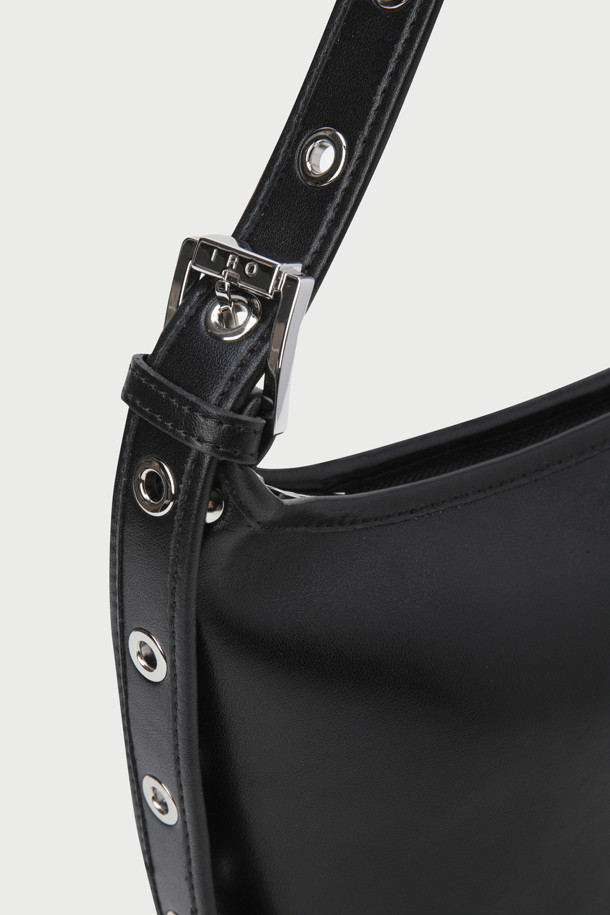 SMALL ZYKE (스몰 자이크) 토트백은 부드러운 천연 소가죽 소재의 여성용 토트백입니다. 심플한 무지 디자인에 블랙 컬러로, 출근룩과 모임룩 등 다양한 TPO에 활용하기 좋습니다. 끈 조절이 가능한 원통형 디자인으로, 시크하고 미니멀한 스타일을 연출합니다. 상단 지퍼 잠금 방식이며, 내부에는 폴리에스터 안감이 덧대어져 실용성을 더했습니다.
