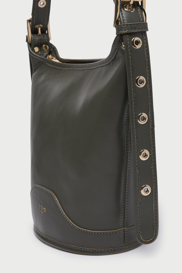 SMALL ZYKE (스몰 자이크) 토트백은 여성용 소가죽 토트백입니다. 심플한 무지 디자인에 블랙 컬러로, 오피스룩, 출근룩, 모임룩 등 다양한 TPO에 잘 어울립니다. 클래식, 미니멀, 시크한 스타일을 연출하기 좋으며, 원통형 디자인과 상단 지퍼 잠금 방식으로 소지품을 안전하게 보관할 수 있습니다. 양쪽 끈 조절이 가능하여 원하는 핏으로 연출할 수 있으며, 튼튼한 밑창과 폴리에스터 안감으로 내구성을 높였습니다.
