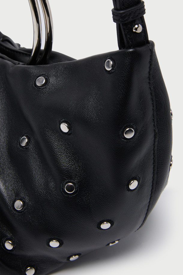 SUNBAG STUDS(선백 스터즈) 스터드 핸드백은 여성스러움을 강조하는 덤플링 쉐입의 핸드백입니다. 부드러운 양가죽과 천연가죽 소재에 스크런치 스타일을 더하여 유니크한 디자인을 자랑합니다. 블랙 컬러에 무지 디자인으로 어떤 스타일에도 잘 어울리며, 메탈 라운드 링 핸들과 스터드 장식이 세련된 포인트를 더합니다. 넉넉한 수납공간과 마그네틱형 잠금 방식으로 실용성을 높였으며, 데이트룩, 모임룩, 출근룩 등 다양한 TPO에 클래식, 미니멀, 시크 스타일에 매치하여 스타일리시하게 연출할 수 있습니다. 안감은 면으로 제작되어 편안한 사용감을 선사합니다.
