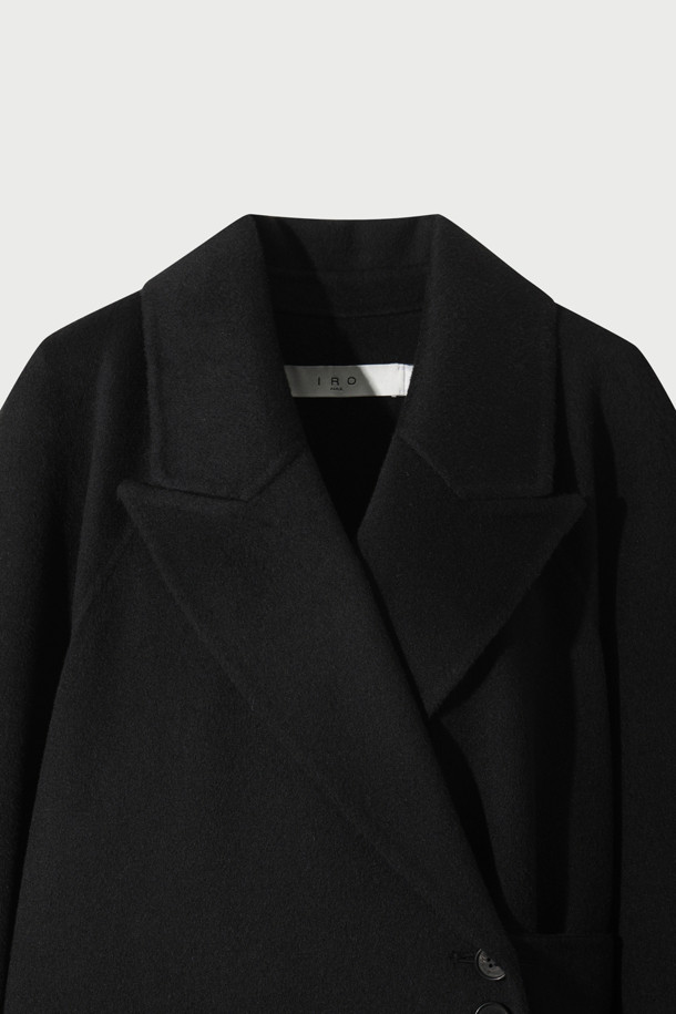 ROVE(로브) 반더블 코트는 여성 고객을 위한 가을, 겨울용 아우터입니다. 블랙 색상의 롱 기장 코트로, 부드러운 촉감의 모, 나일론, 캐시미어 혼방 소재로 제작되었습니다. 클래식하고 미니멀한 스타일을 추구하며, 허리 벨트와 더블 버튼 여밈으로 포인트를 더했습니다. 루즈핏으로 편안하게 착용 가능하며, 출근룩, 오피스룩, 모임룩 등 다양한 TPO에 활용할 수 있습니다. 긴 소매 기장의 무지 디자인으로 시크한 분위기를 연출합니다.
