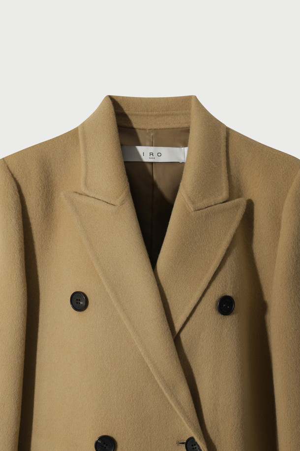 CLASSICO(클라시코) 핸드메이드 더블 코트는 여성스러운 실루엣을 강조하는 클래식 스타일의 롱 코트입니다. 부드러운 털과 캐시미어 혼방 소재로 제작되어 뛰어난 촉감과 보온성을 자랑하며, 가을과 겨울, 두 계절에 걸쳐 활용 가능합니다. 레귤러핏으로 제작되었으며, 숄더 패드가 내장되어 있어 세련된 핏을 연출합니다. 안감은 폴리에스터와 레이온 혼방으로 마감하여 편안한 착용감을 선사하며, 오피스룩, 출근룩, 모임룩 등 다양한 시간과 장소와 상황에 활용하기 좋습니다. 베이지 컬러의 무지 디자인으로 미니멀하고 시크한 스타일을 완성할 수 있습니다.