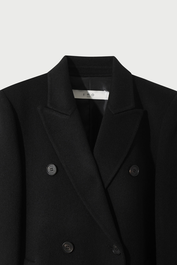 CLASSICO (클라시코) 핸드메이드 더블 코트는 여성용 블랙 컬러의 롱 기장 더블 코트입니다. 가을, 겨울 시즌에 어울리는 두꺼운 두께감과 부드러운 촉감의 모, 캐시미어 혼방 소재로 제작되어 고급스러운 착용감을 선사합니다. 숄더 패드가 내장되어 클래식한 실루엣을 강조하며, 안감은 폴리에스터와 레이온 혼방으로 마감되었습니다. 오피스룩, 출근룩, 모임룩 등 다양한 TPO에 활용 가능하며, 클래식, 미니멀, 시크한 스타일을 연출하기 좋습니다.
