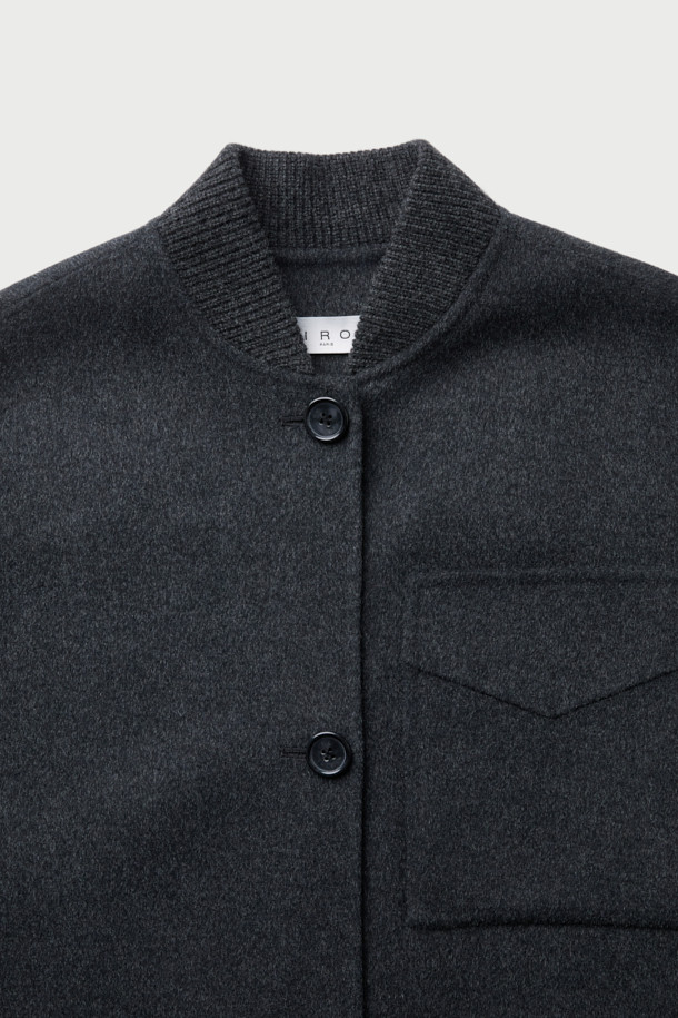 VUIT(뷔) 니트 하이브리드 코트는 캐주얼한 스타일을 추구하는 분들을 위한 봄 시즌 아우터입니다. 블랙 색상의 무지 디자인으로, 루즈핏과 드롭숄더, 니트 밴드, 사이드 포켓 디테일이 특징입니다. 모, 레이온, 면 혼방 소재로 제작되어 부드러운 촉감과 편안한 착용감을 제공합니다. 긴 소매 기장의 봄버 코트 스타일로, 봄 소풍룩에 적합하며 미니멀한 스타일을 연출하기 좋습니다.
