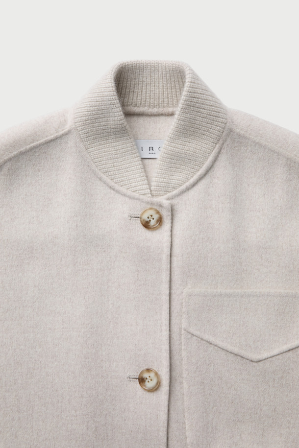 VUIT (뷔) 니트 하이브리드 코트는 부드러운 모 소재로 제작되어 봄 시즌에 적합한 캐주얼 코트입니다. 베이지 색상의 무지 디자인으로 미니멀하고 클래식한 스타일을 연출하며, 드롭 숄더와 니트 밴드 디자인, 사이드 포켓 디테일이 특징입니다. 루즈핏으로 편안한 착용감을 선사하며, 긴 소매 기장과 레이온, 면 안감으로 실용성을 높였습니다. 봄 소풍룩에 완벽하게 어울리는 아이템으로, 다양한 스타일링을 즐길 수 있습니다.
