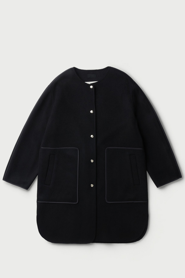 CLAIRE(클레어) 3-in-1 코트는 미니멀하고 클래식한 스타일을 추구하는 여성 고객을 위한 겨울철 필수 아이템입니다. 부드러운 모와 캐시미어 혼방 소재로 제작되어 뛰어난 촉감과 보온성을 자랑하며, 안감은 탈부착 가능한 패딩으로 구성되어 있어 간절기부터 한겨울까지 폭넓게 활용할 수 있습니다. 롱 기장의 레귤러핏 블랙 코트로, 버튼 여밈 방식과 긴 소매 디자인이 특징이며, 출근룩, 오피스룩, 모임룩 등 다양한 TPO에 활용 가능합니다. 가볍고 실용적인 사이드 포켓과 3-in-1 코트 타입으로 스타일과 기능성을 모두 갖춘 아이템입니다.
