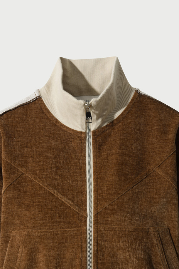 TRILLA 2.0 트랙 재킷은 여성용 아우터로, 봄/가을 계절에 활용하기 좋은 얇은 두께의 블루종 스타일 트랙 재킷입니다. 브라운 컬러에 하이넥 디자인과 옆선 로고 테이핑 디테일이 스포티하면서도 캐주얼한 무드를 연출합니다. 레귤러핏으로 제작되었으며, 집업 방식으로 간편하게 착용할 수 있습니다. 일상, 산책, 여행 등 다양한 TPO에 스타일리시하게 매치하여 캐주얼, 스포티, 미니멀 스타일을 완성할 수 있습니다. 긴 소매 기장의 폴리에스테르와 폴리우레탄 혼방 소재로 제작되었습니다.
