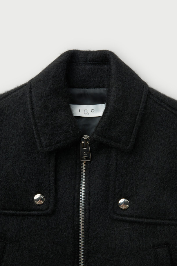 **MERCI (메르시) 울 봄버 재킷**은 부드러운 촉감의 울, 아크릴, 나일론, 모헤어 혼방 소재로 제작된 캐주얼 스타일의 봄버 재킷입니다. 블랙 색상에 루즈핏 크롭 기장으로, 드롭 숄더와 플랩 디테일, 사선 포켓, 골지 립 마감, 안감 처리가 돋보입니다. 데이트룩, 봄 소풍룩 등 다양한 TPO에 어울리며, 미니멀하고 클래식한 스타일을 연출하기 좋습니다. 긴 소매, 집업 여밈 방식으로 간편하게 착용할 수 있습니다.
