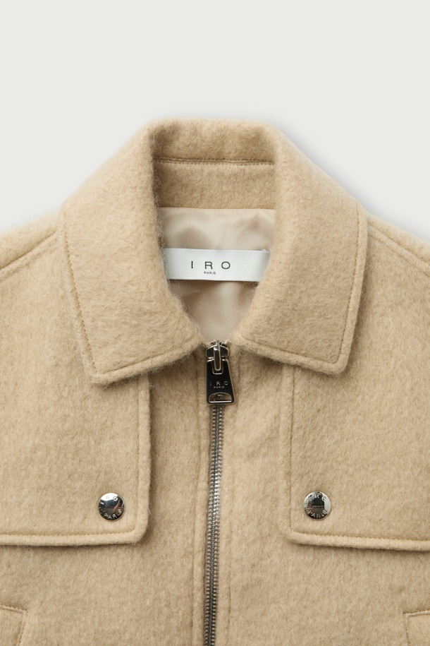 MERCI(메르시) 울 봄버 재킷은 캐주얼, 미니멀, 클래식 스타일을 아우르는 여성용 봄버 재킷입니다. 울, 아크릴, 나일론, 모헤어 혼방 소재로 제작되어 부드럽고 고급스러운 촉감을 선사하며, 봄 시즌에 적합합니다. 드롭 숄더와 플랩 디테일, 사선 포켓 디자인이 특징이며, 루즈핏 크롭 기장으로 편안하면서도 세련된 핏을 연출합니다. 안감은 폴리에스터를 사용하여 활동성을 높였으며, 골지 립 마감으로 완벽한 핏을 완성합니다. 봄 소풍룩, 산책룩 등 가벼운 일상에 활용하기 좋은 아이템입니다.
