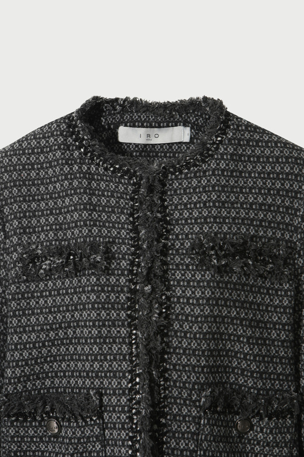 TWEEDY(트위디) 데님 자켓은 여성스러운 스타일을 연출하는 블랙 컬러의 크롭 기장 데님 자켓입니다. 빈티지하고 캐주얼한 매력을 더하는 트위드 패턴과 오픈형 디자인, 레귤러핏으로 편안한 착용감을 선사합니다. 봄, 가을 시즌에 활용하기 좋으며, 데이트룩과 모임룩에 세련된 포인트를 더할 수 있습니다. 면, 폴리에스터, 레이온 혼방의 중간 두께감으로 제작되었으며, 사이드 포켓과 올 풀림 디테일로 독특한 개성을 강조합니다. 긴 소매와 오픈형 코트 타입으로 다양한 스타일을 연출할 수 있습니다.
