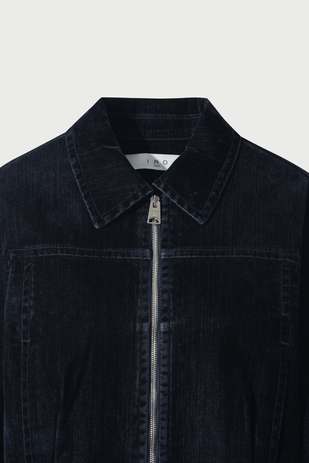 벨벳 데님 트러커는 부드러운 촉감의 데님 소재와 레이온, 면, 폴리우레탄을 혼방하여 제작된 아우터입니다. 빈티지 스타일의 무지 디자인으로, 브러시 효과와 절개선 디테일이 돋보입니다. 지퍼형 여밈 방식과 긴소매, 밑단 여밈 및 핏 조절 기능으로 편안한 착용감을 선사합니다. 데이트룩, 모임룩, 캐주얼 및 미니멀 스타일을 원하는 분들께 추천합니다. 옆면 포켓과 소매 버튼 디테일이 실용성을 더합니다.
