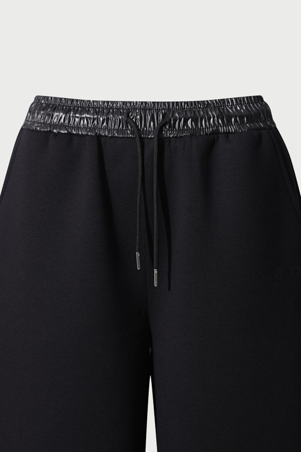 **SCOT(스콧) 쿠션지 와이드 팬츠**는 캐주얼, 미니멀, 클래식 스타일을 아우르는 남녀 공용 와이드 핏 바지입니다. 사계절 착용 가능하며, 부드러운 촉감의 폴리에스터, 레이온, 폴리우레탄 혼방 소재로 제작되어 편안한 착용감을 선사합니다. 무지 디자인에 도톰한 두께감으로 안정감을 더했으며, 허리 스트링과 밴딩 처리로 활동성을 높였습니다. 출근룩과 비즈니스 캐주얼에도 활용하기 좋으며, 양옆 포켓이 있어 실용적입니다. 블랙 컬러의 긴 기장 와이드 팬츠로 어떤 상의와도 쉽게 매치하여 다양한 스타일을 연출할 수 있습니다.
