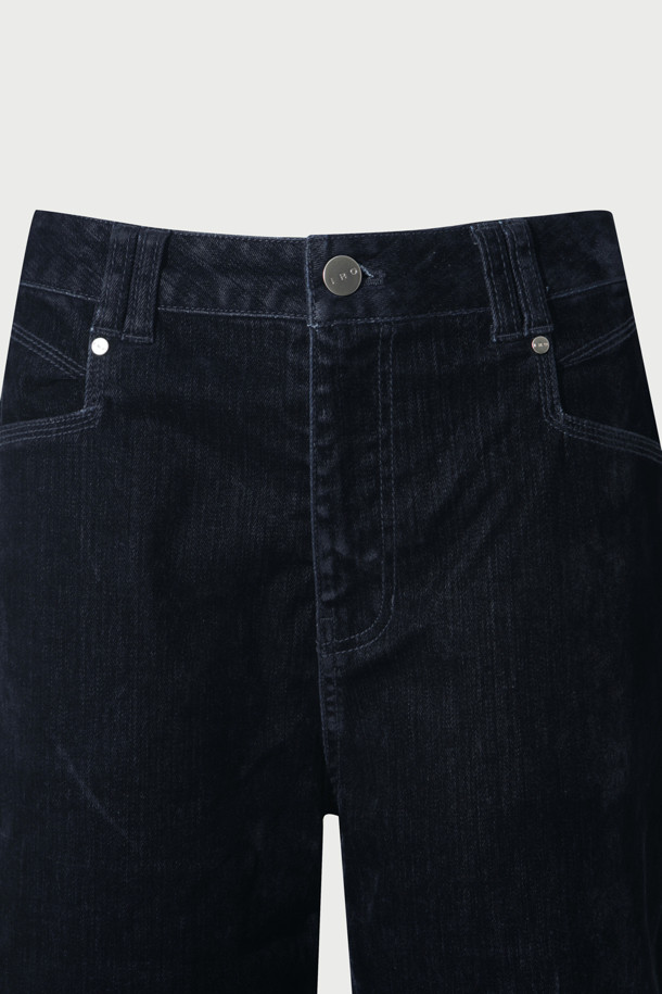 벨벳 데님 팬츠는 부드러운 촉감과 따뜻함을 선사하여 가을과 겨울에 착용하기 좋은 여성용 바지입니다. 무지 패턴의 블랙 컬러로, 출근룩, 클래식, 미니멀, 캐주얼 스타일을 모두 소화할 수 있습니다. 면, 폴리우레탄, 레이온 혼방 소재로 제작되어 편안한 착용감을 제공하며, 레귤러핏 스트레이트 핏으로 다리 라인을 깔끔하게 연출해 줍니다. 두꺼운 두께감과 벨벳 텍스처가 고급스러운 분위기를 더하며, 포켓 디테일로 실용성을 높였습니다. 
