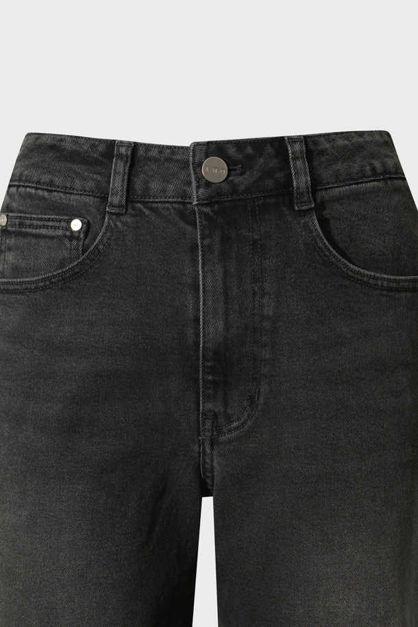 TROYES(트로이스) 데님 팬츠는 여성 고객을 위한 캐주얼 와이드핏 데님 팬츠입니다. 일상룩, 데이트룩, 모임룩 등 다양한 TPO에 활용하기 좋으며, 캐주얼, 미니멀, 클래식 스타일을 연출하기 좋습니다. 부드러운 면, 레이온, 폴리에스터, 폴리우레탄 혼방 소재로 제작되어 편안한 착용감을 선사합니다. 무지 디자인에 사이드 절개 패널 디테일이 더해져 세련된 느낌을 더했습니다. 사계절 내내 활용 가능한 긴 기장의 블루 컬러 데님 팬츠로, 와이드핏이 다리 라인을 커버해 줍니다.
