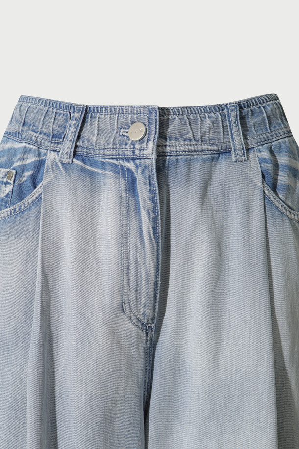 온딘(ONDINE) 밴딩 데님 와이드 팬츠는 편안함과 스타일을 동시에 만족시키는 데일리 팬츠입니다. 연청 컬러의 면 소재로 제작되어 부드러운 착용감을 선사하며, 얇은 두께감으로 간절기에 적합합니다. 와이드핏 디자인과 원턱 디테일이 모던하고 내추럴한 무드를 연출하며, 밴딩 처리로 편안한 착용감을 제공합니다. 쇼핑룩, 카페룩 등 다양한 TPO에 맞춰 미니멀, 캐주얼, 클래식 스타일로 연출하기 좋습니다. 센터 버튼, 지퍼 여밈, 양옆과 힙 포켓, 워싱 가공 등의 디테일이 돋보이는 제품입니다.
