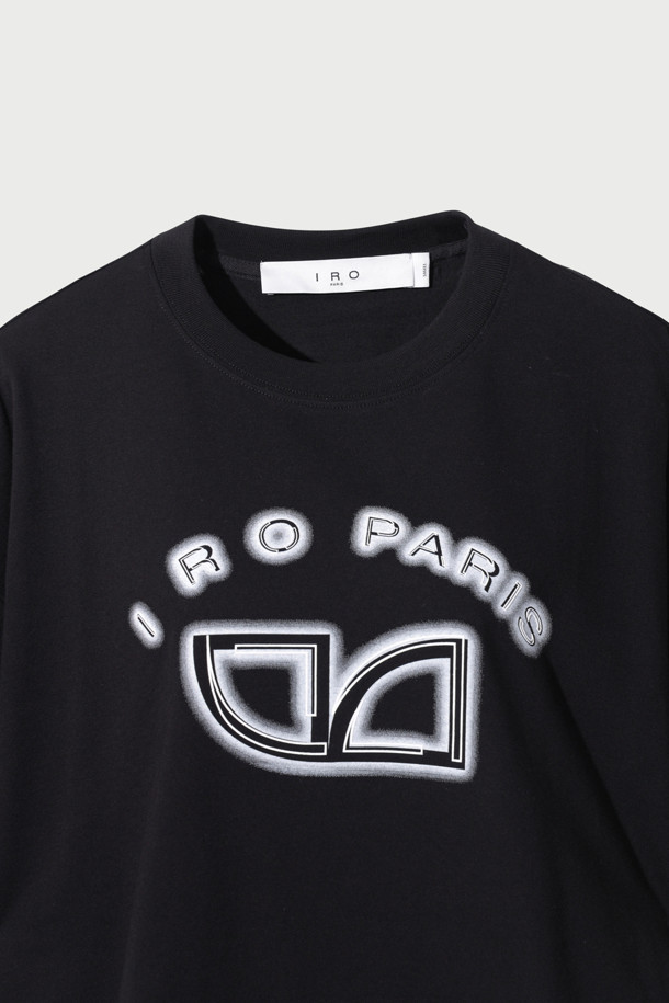 **BATEAU(바토) 그래픽 티셔츠**

캐주얼한 무드의 BATEAU(바토) 그래픽 티셔츠입니다. 봄, 여름 시즌에 어울리는 얇은 두께감의 면 소재로 제작되어 편안한 착용감을 선사합니다. 라운드넥에 오버핏 크롭 기장으로 트렌디함을 더했으며, 블랙 컬러 바탕에 그래픽 로고 패턴으로 포인트를 주었습니다. 일상, 쇼핑 등 다양한 TPO에 활용 가능하며, 하이웨이스트 하의와 함께 매치하여 스타일리시한 룩을 연출해보세요.
