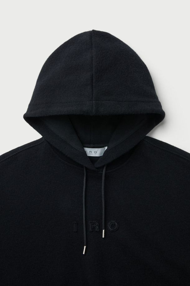 LAINE(레인) 울 저지 후디는 여성 및 남성 모두 착용 가능한 오버핏 후디입니다. 부드러운 촉감의 울, 면, 나일론 혼방 소재로 제작되어 가을, 겨울철 따뜻하게 입을 수 있습니다. 베이직하고 캐주얼한 스타일로, 집콕룩과 산책룩 등 편안한 TPO에 적합합니다. 블랙 컬러에 IRO 자수 로고가 포인트로 들어가 미니멀하고 클래식한 무드를 선사합니다. 두꺼운 두께감과 긴 소매 기장으로 보온성을 높였습니다.
