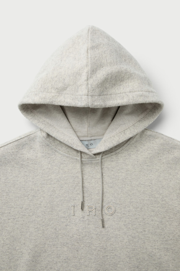 LAINE(레인) 울 저지 후디는 부드러운 촉감의 모, 면, 나일론 혼방 소재로 제작되어 가을과 겨울에 따뜻하게 착용하기 좋은 여성 후디입니다. 캐주얼하고 베이직한 스타일로, 집콕룩이나 산책룩 등 편안한 일상에 잘 어울립니다. 오버핏 디자인에 후드 네크라인으로 편안함을 더했으며, 두꺼운 두께감으로 보온성을 높였습니다. 그레이 컬러에 IRO 자수 로고가 포인트로 들어가 미니멀하고 클래식한 스타일을 연출합니다. 긴 소매 기장으로 활동성을 높인 데일리 후디입니다.

